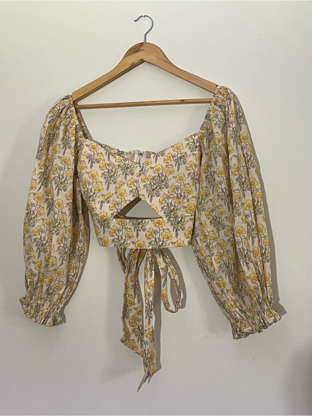 MABLE NWT Yellow Floral Puff Sleeve Cutout Tie Back Crop Top Size L Cottagecore - Picture 2 of 11